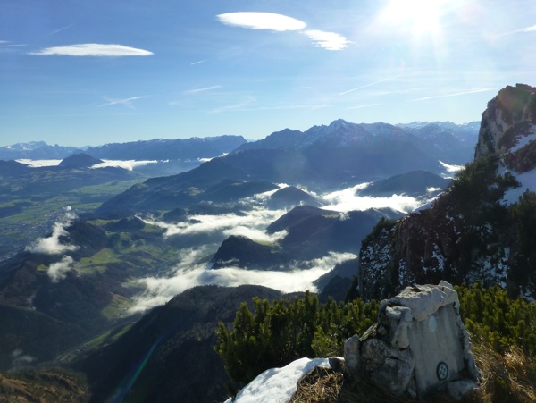 阳光下的山峦