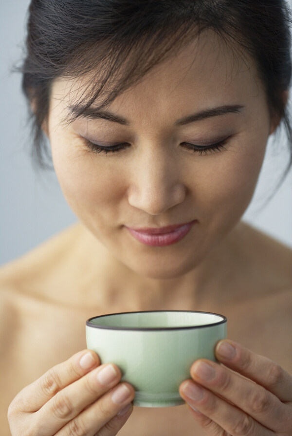 喝茶的养生女人图片