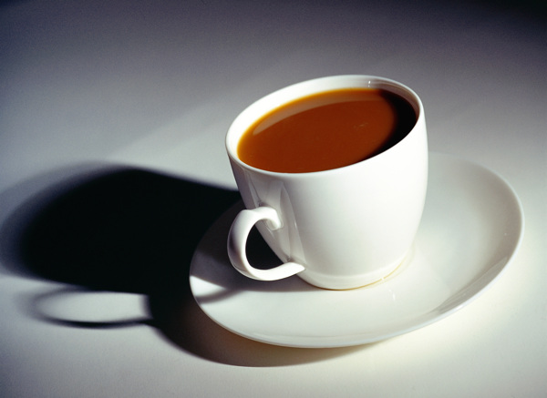 白色咖啡杯中的咖啡特写图片