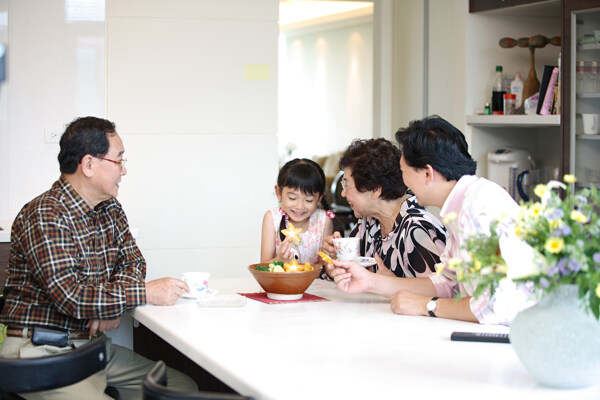 现代都市家庭幸福家庭一家三口野外渡假户外生活美满生活