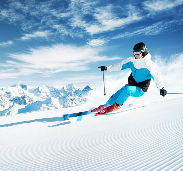 高山下滑雪的运动员图片