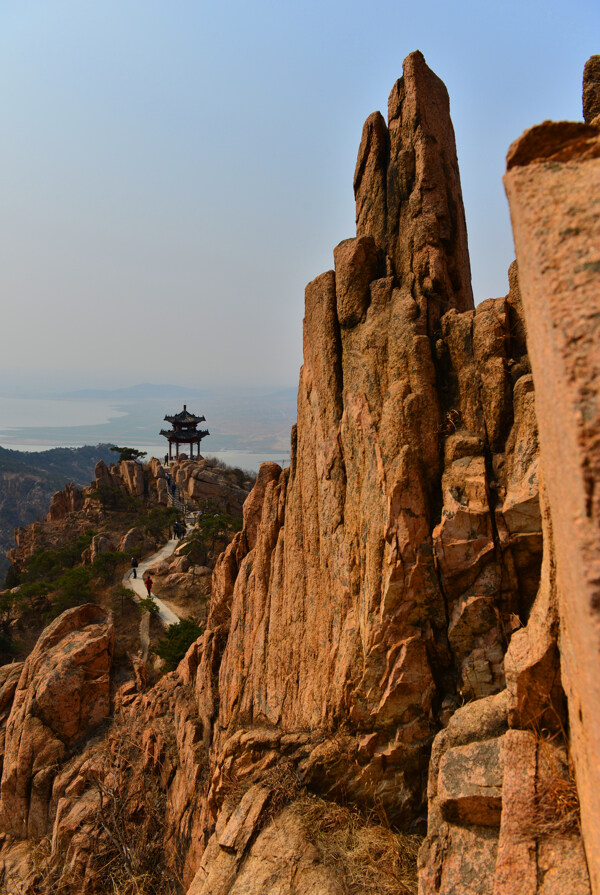 陡峭山石图片