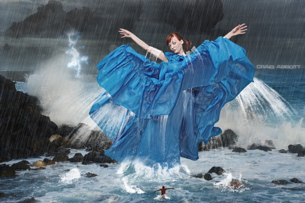宏伟大气雨中蓝色美女水中飞溅作品素材图片