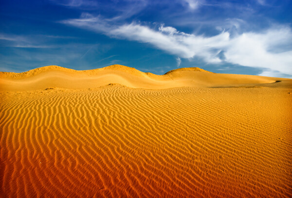 蓝天下的沙漠图片