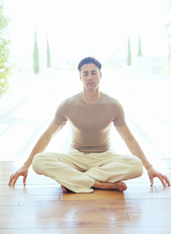 打坐练瑜珈的健康男性图片