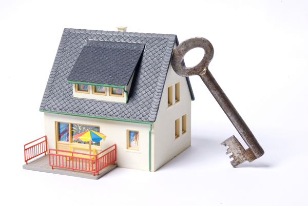 房子模型与钥匙图片