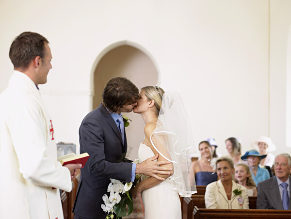 婚礼上接吻的新人图片