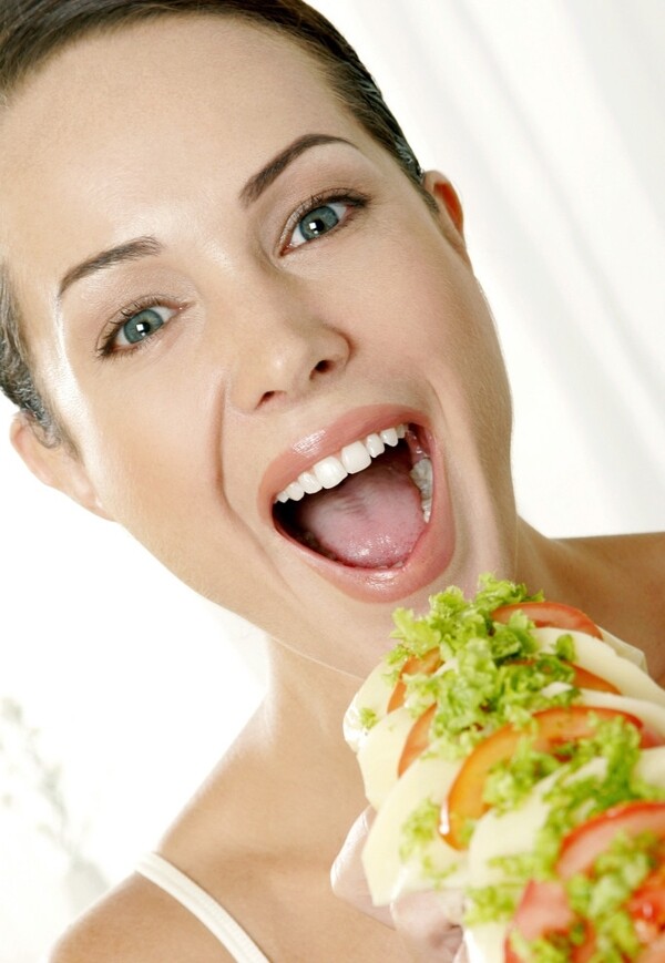 吃蔬菜沙拉的漂亮女人图片
