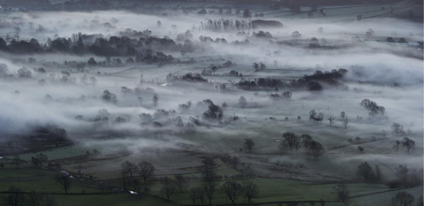 雾中的山村图片