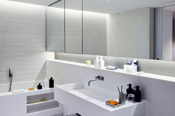 现代极简卫生间白色洗手台室内装修效果图