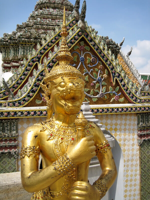 金色的雕像在玉佛寺