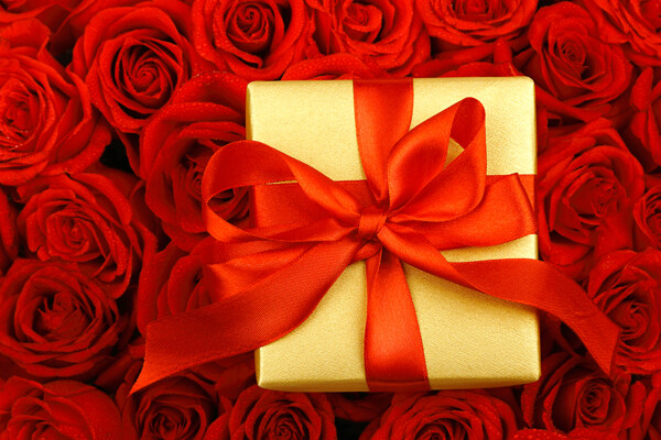 情人节礼物与玫瑰图片
