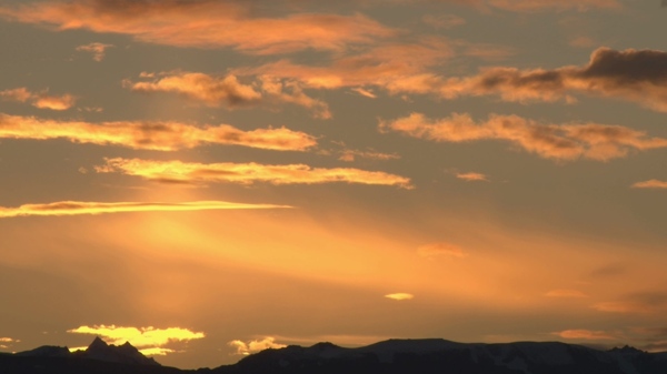 日落黄昏山景云层移动阳光色彩高清视频实拍