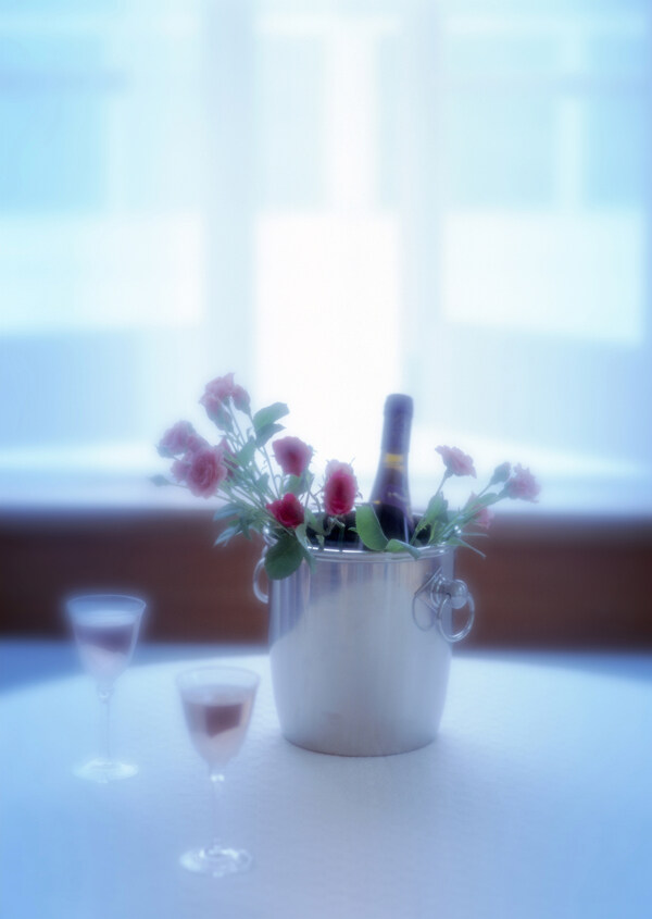 桌上的玫瑰红酒