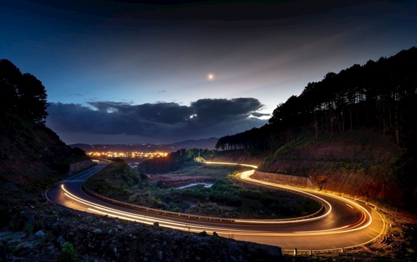 夜晚的高速公路