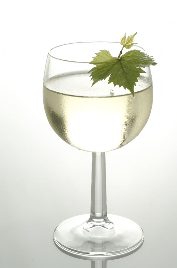 玻璃杯里的葡萄酒摄影图片