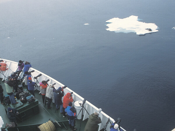 南极考察船上的摄影师图片