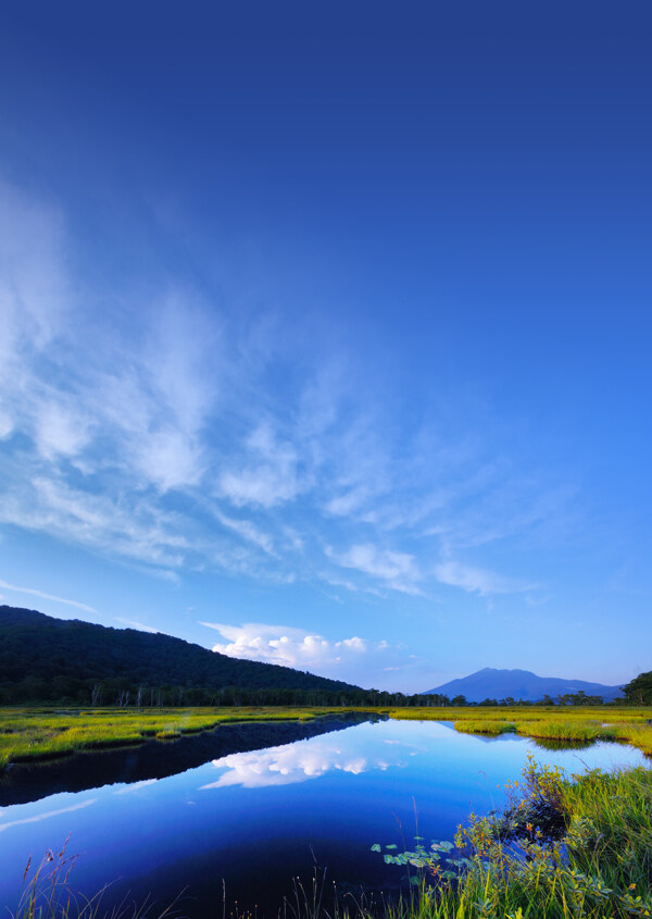 青山绿水碧蓝天空图片