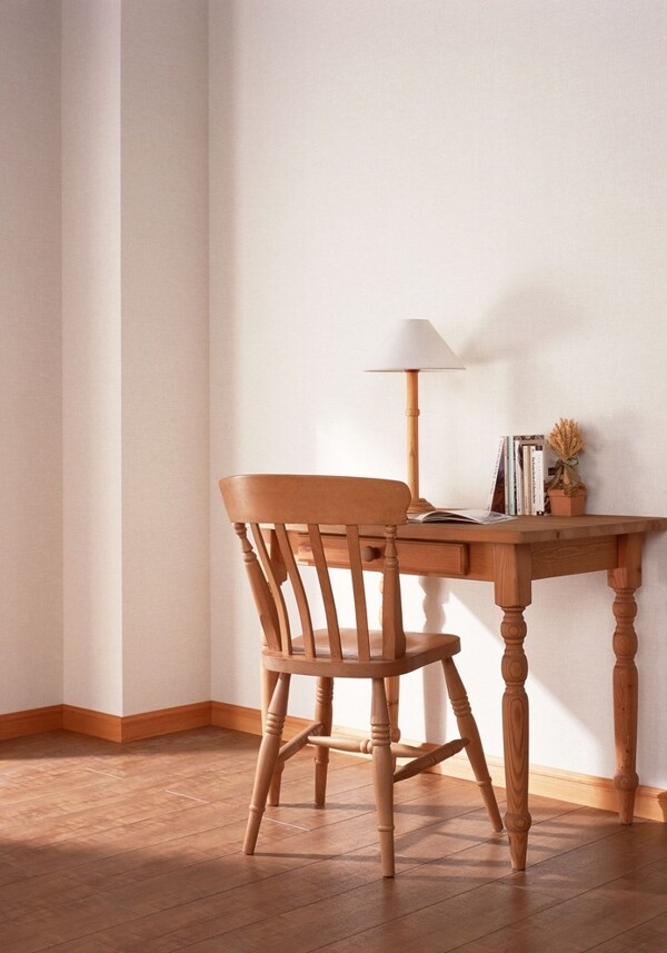 木椅子和小书桌