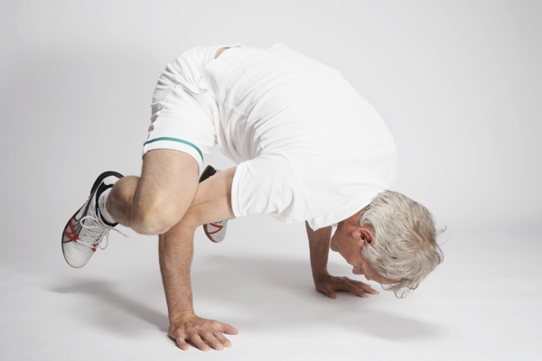 在倒立运动健身的外国白发老人图片