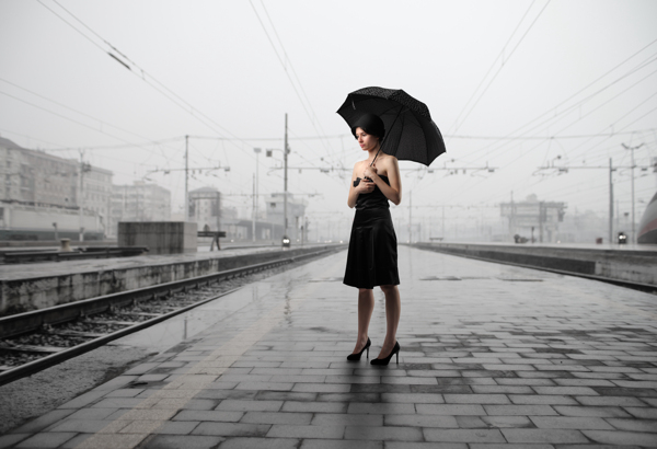 车站搭雨伞的美女图片