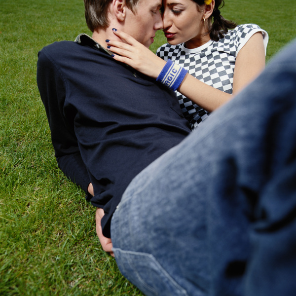 草地上的亲密情侣图片